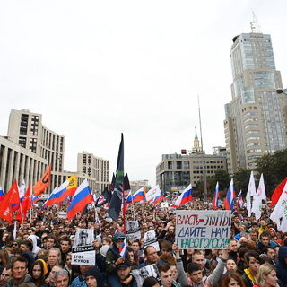Участники митинга в поддержку незарегистрированных кандидатов в Мосгордуму на проспекте Академика Сахарова в Москве