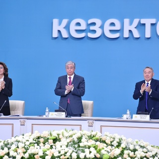 Экс-президент Казахстана Нурсултан Назарбаев (справа), президент Казахстана Касым-Жомарт Токаев и председатель парламента Казахстана Дарига Назарбаева 