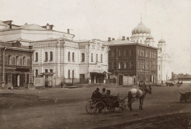Слева направо: театр Королева (после пожара 1905 года здание не восстанавливалось), железнодорожное управление и Троицкий собор (снесен в 1934 году) до погрома