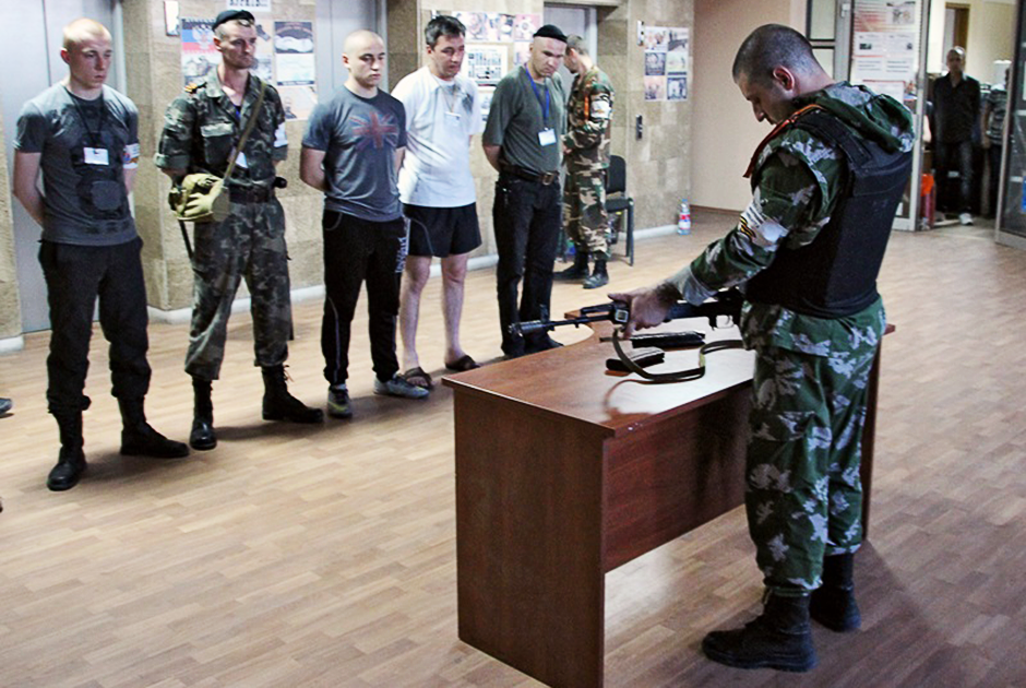 Народное ополчение Донбасса в здании госадминистрации. Занятия по начальной военной подготовке. Май 2014 года