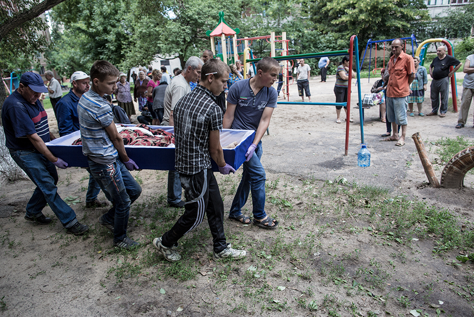 В результате обстрела украинскими военными микрорайона Артема в Славянске погибли мирные жители. Июнь 2014 года