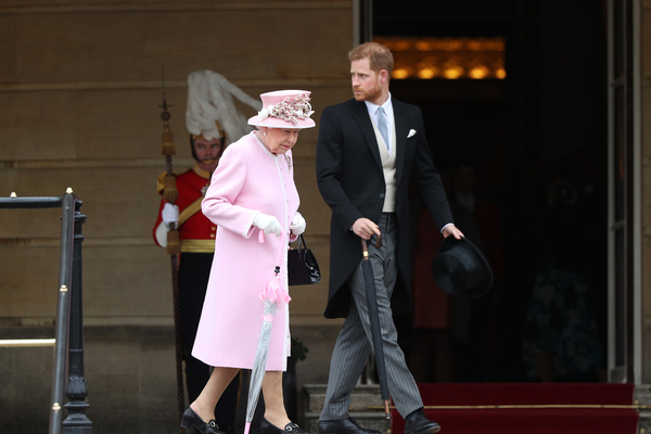 Королева Елизавета II и принц Гарри