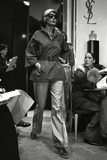 Когда в 1973 году в Париже прошла первая Неделя высокой моды, на ней показывали и коллекции прет-а-порте. Сейчас высокая мода и прет-а-порте разделены, и в городе проходят сразу три Недели моды: весна/лето, осень/зима и высокой моды