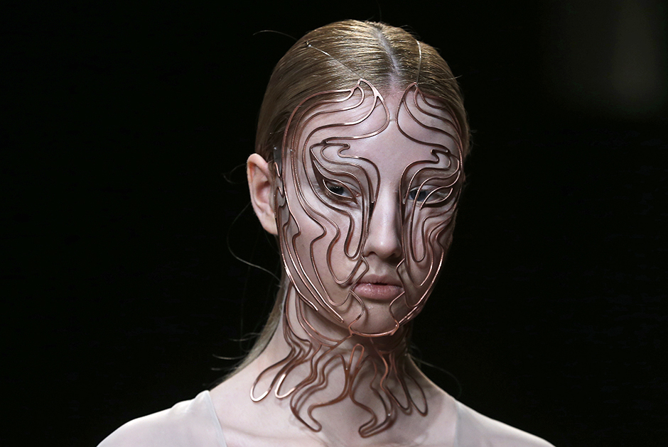 Модель на показе Iris Van Herpen на Неделе моды в Париже, январь 2019 года