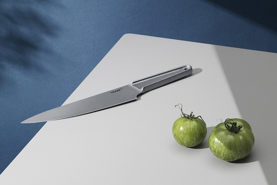 Обычный нож тоже может быть прекрасным — по крайней мере, так считают претендующие на награду Dezeen эксперты немецко-датской фирмы Veark. На фото — модель CK01 — цельный минималистичный нож из нержавеющей стали, разработанный для повседневного использования.При создании этого тесака дизайнеры ориентировались на профессиональных шеф-поваров, поэтому у него очень удобная ручка, позволяющая пользователю скользить большим пальцем по лезвию и захватывать нож в правильной точке равновесия.