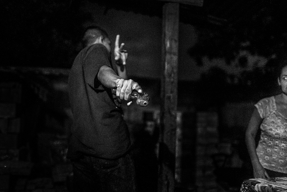 «Мара-18» — одна из самых крупных и кровавых банд в мире, отличающаяся особой жестокостью. В ее состав входят в основном выходцы из Сальвадора, Гватемалы и Гондураса. Первоначально возникшая в 1960-х годах на улицах американского Лос-Анджелеса банда постепенно распространила свое влияние на десятки других городов США. Сейчас общая численность группировки достигает 300 тысяч человек, многие из которых считаются членами банды пожизненно. 