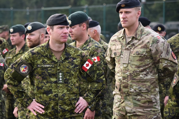Канадский и датский солдаты