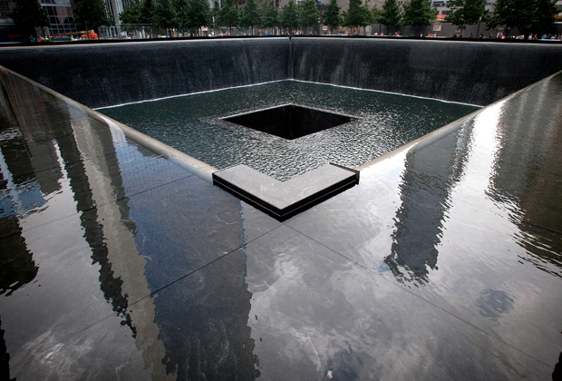 ÐÐºÑÑÐ¶Ð°ÑÑÐ¸Ðµ Ð·Ð´Ð°Ð½Ð¸Ñ Ð¾ÑÑÐ°Ð¶Ð°ÑÑÑÑ Ð² Ð¼ÐµÐ¼Ð¾ÑÐ¸Ð°Ð»Ðµ 9/11