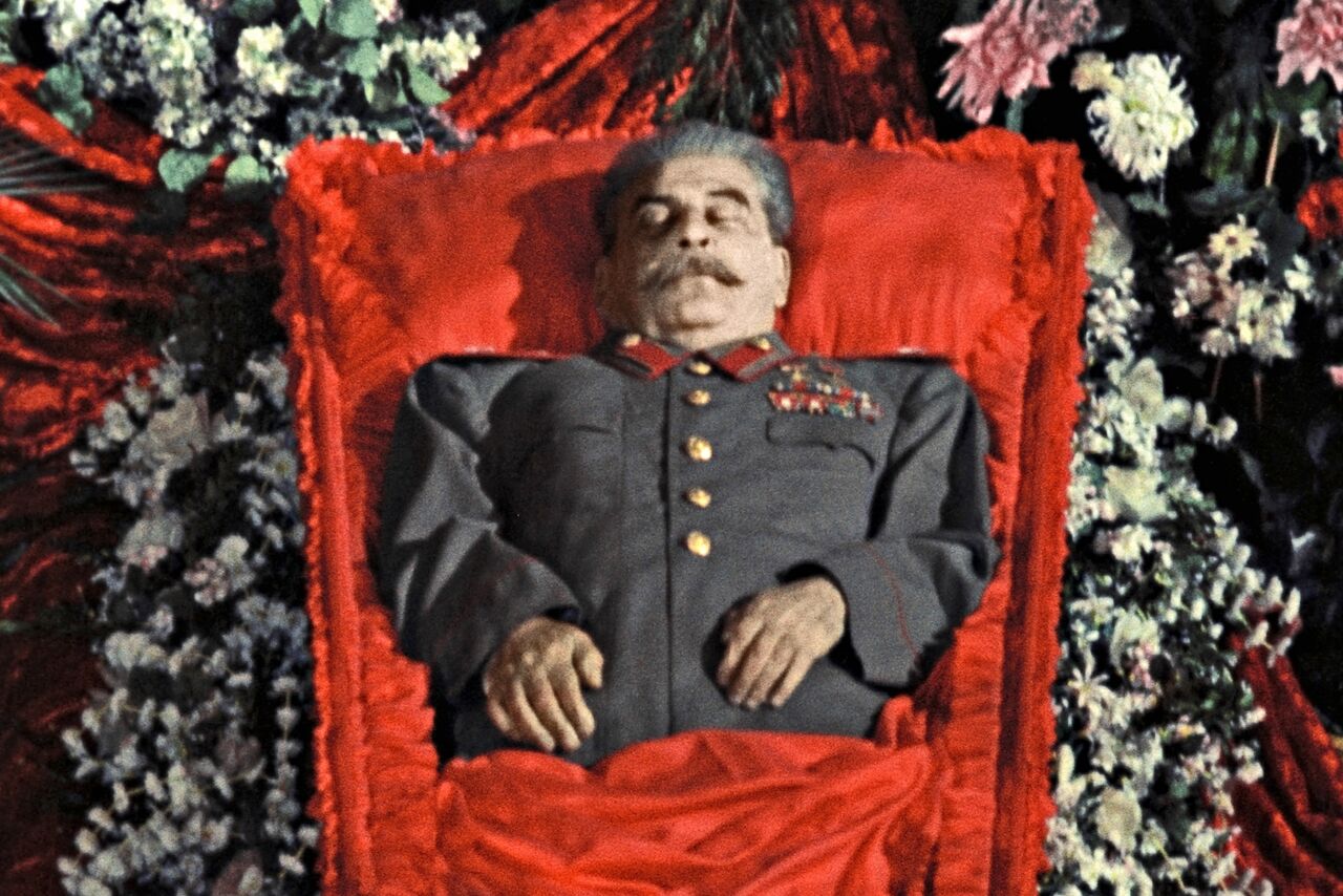 Сталин сейчас жив. Сталин Иосиф Виссарионович похороны. Сталин Иосиф Виссарионович в мавзолее. Сталин Иосиф Виссарионович могила.