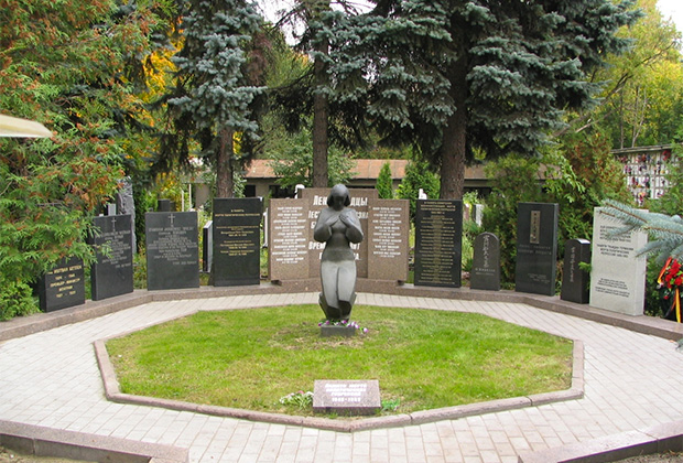 Памятный знак жертвам политических репрессий на Новом Донском кладбище Москвы на месте общего захоронения расстрелянных и умерших в столичных тюрьмах в 1945-1952 годы 