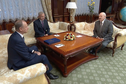 Лукашенко подарил главе российского Совбеза собранное на него досье