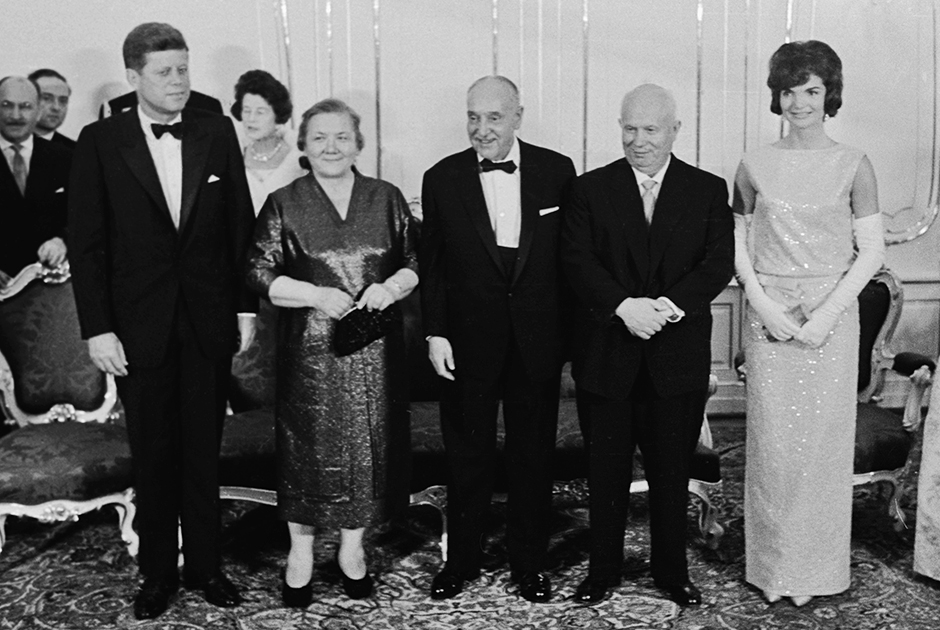 Генсек Хрущев с женой Ниной и президент Кеннеди с женой Жаклин в Белом доме, 1961 год
