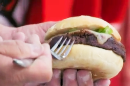 Судья кулинарного шоу разозлил зрителей странным способом есть бургеры