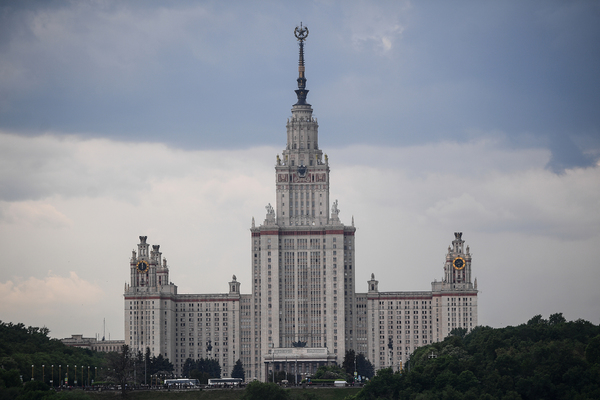 Вид на главное здание МГУ им. М. В. Ломоносова 