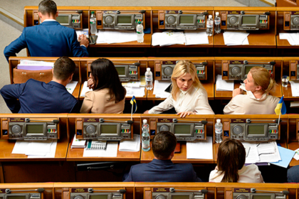 Пойманные на нарушении депутаты партии Зеленского отказались от зарплаты