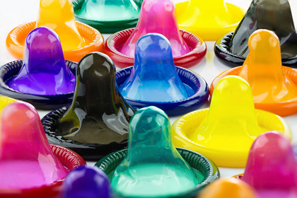 Россиянку отправили мести улицы за продажу дырявых презервативов