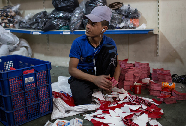 Беженец из Сирии на работе на текстильной фабрике в Газиантепе