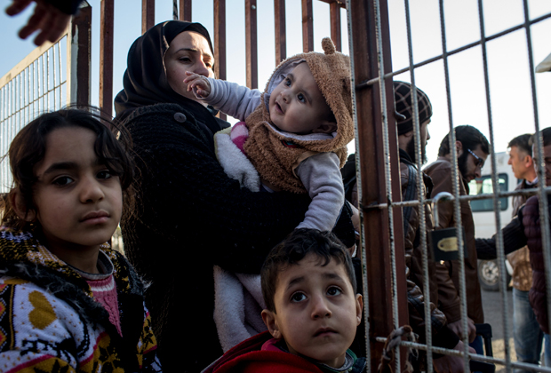 Женщина с детьми на границе: она решила вернуться из Турции в Сирию