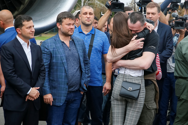 Зеленский встречает в аэропорту освобожденных в России украинцев