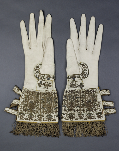Перчатки королевы Елизаветы. Вторая половина XVI века. Королева старалась на публике не оставлять открытым ни одного участка своего тела. 