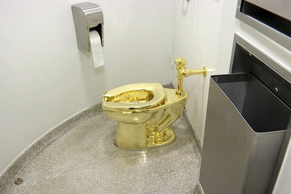 Золотой унитаз на выставке в Нью-Йорке