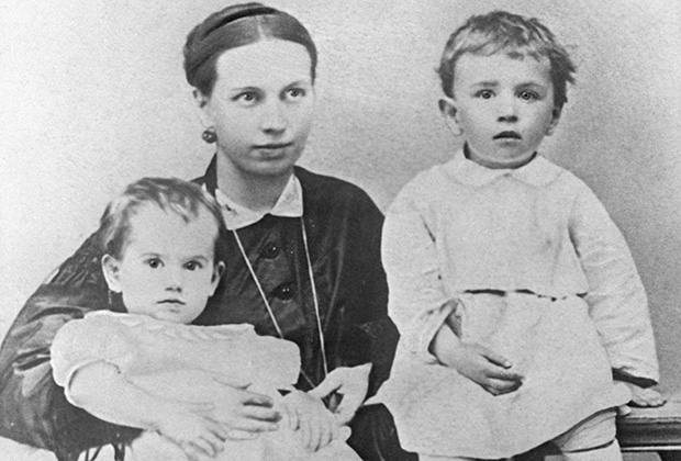 Жена писателя Льва Толстого Софья Андреевна Толстая с детьми Таней и Сережей. 1866 год
