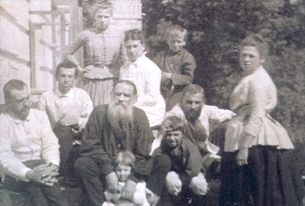 Толстой с женой и детьми. 1887 год