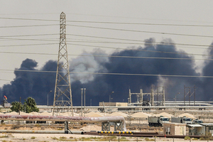 Дроны разбомбили нефтяной завод в Саудовской Аравии Атака обрушила мировой рынок нефти. США готовы к военному ответу