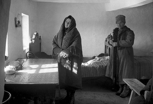 Коллективизация на Украине. Кулака с женой выселяют из деревни. Репродукция с фотографии 1929 года.
