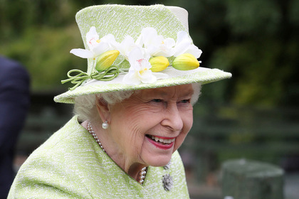 Британская королева осталась без личного бара из-за пьянства свиты