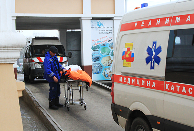 Автомобиль реанимации у здания Иркутской городской клинической больницы №3
