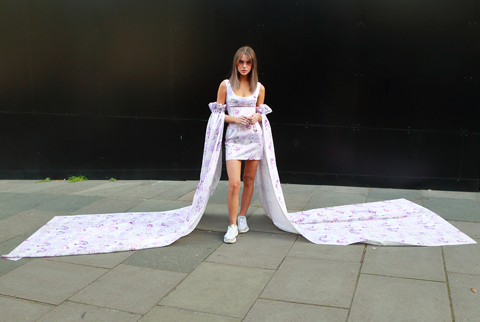 Парижская блогерка Zoe, создательница блога о моде Les Babioles de Zoe, явилась на показы Недели в странном одеянии: мини-платье с гипертрофированными съемными рукавами от Claire Tagg.