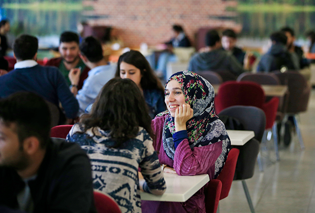 Студенты в университетском кафетерии в Стамбуле