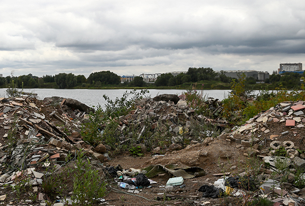 Стихийная свалка у озера Глушица вблизи аэропорта Жуковский