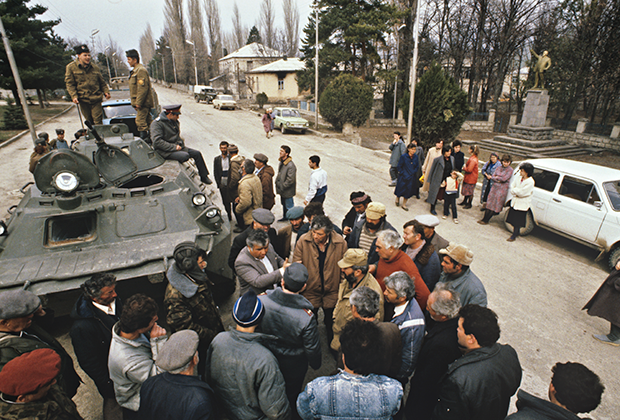 Бронетехника в центре поселка Шаумяновск (НКАО), 1991 год