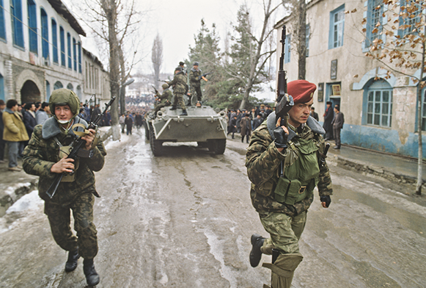 Введение чрезвычайного положения на территории Нагорно-Карабахской автономной области. Военнослужащие Министерства обороны СССР на улицах города Физули
