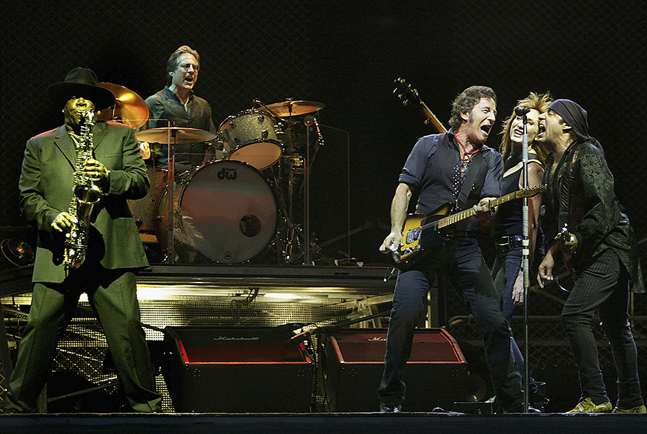 Bruce Springsteen In Concert at Giants Stadium, NJ

EAST RUTHERFORD, NJ - JULY 21: Bruce Springsteen (3rd R) and the E Street Band perform on stage at Giants Stadium on July 21, 2003 in East Rutherford, New Jersey. Springsteen is playing ten sold-out shows at the arena. (Photo by Mario Tama/Getty Images)