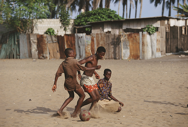 Дети играют в футбол в трущобах Замбии