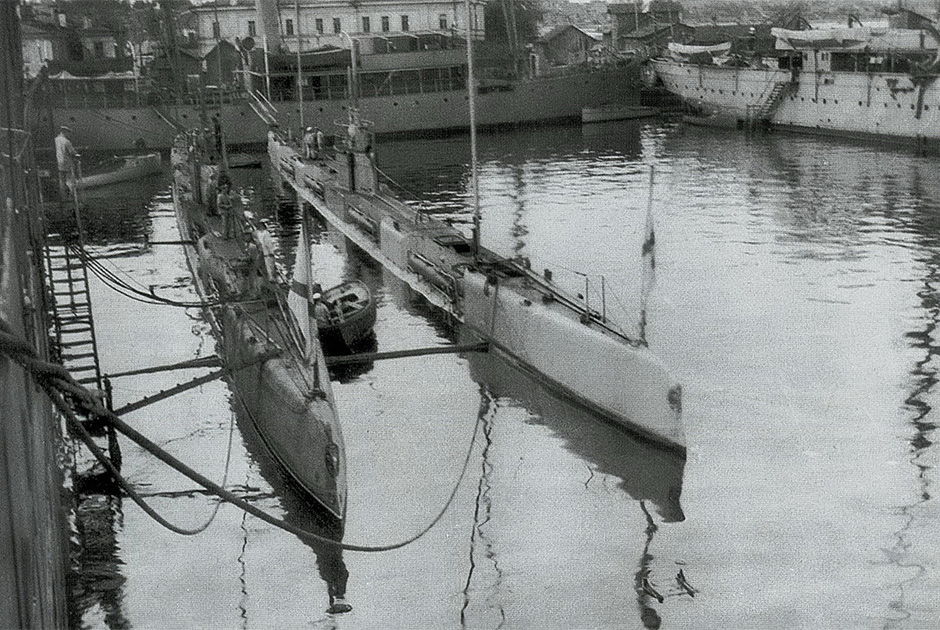 1913 год. Русские подводные лодки «Барс» и «Гепард». «Барс» пропал без вести в мае 1917 года. «Гепард» затонул в октябре 1917 года