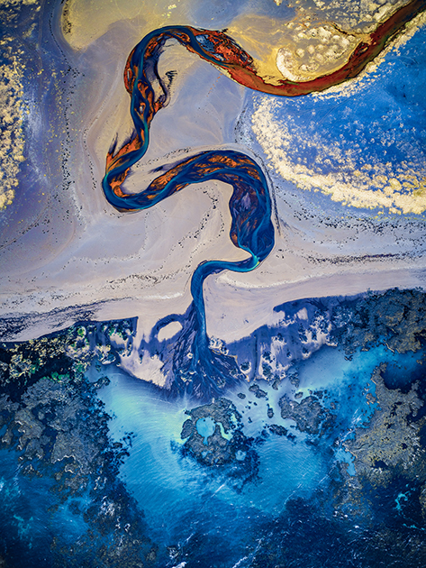 Австралиец Том Патт стал обладателем второго места в конкурсе имени Кэролайн Митчум за фотографию «Река огня», сделанную в Исландии. Он запечатлел реку с воздуха и сумел создать иллюзию движения на снимке, который больше похож на нарисованную маслом картину, чем на фотографию. 