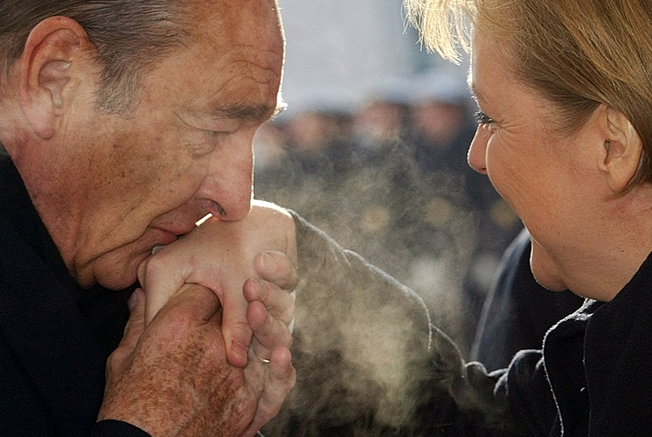Жак Ширак целует руку Ангеле Меркель