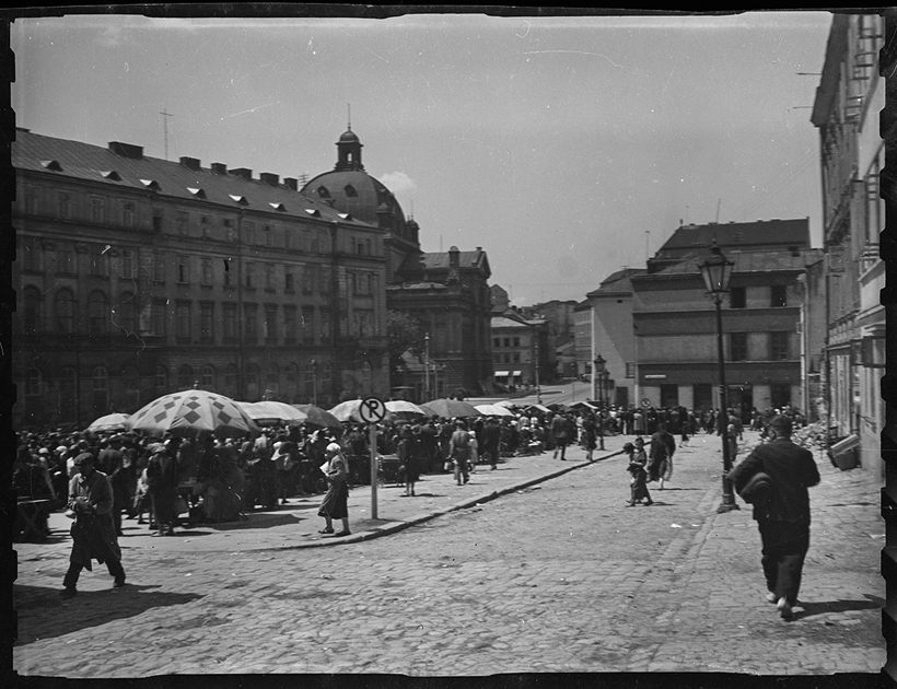 Торговые ряды недалеко от здания оперного театра. Львов (Лемберг), Западная Украина, 1941-1942 годы.