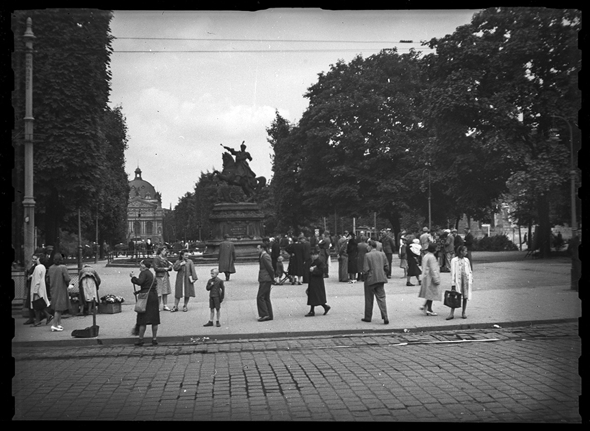 Площадь перед оперным театром и памятник польскому королю Яну Собескому (после Второй мировой войны перевезен в Гданьск). Львов (немецкое название — Лемберг), Западная Украина, 1941-1942 годы.