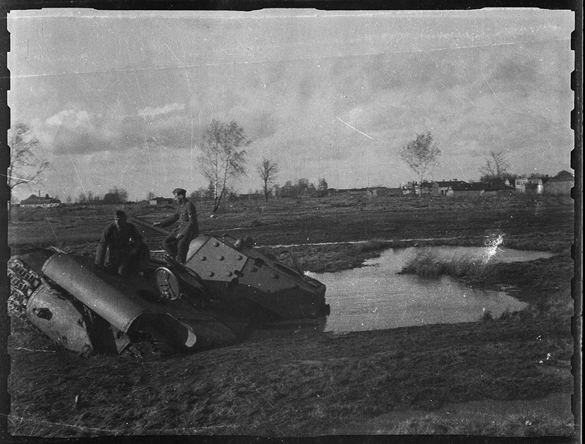 Полицейские позируют у подбитого советского танка КВ-1 («Клим Ворошилов»). Западная Украина, 1941-1942 годы.
