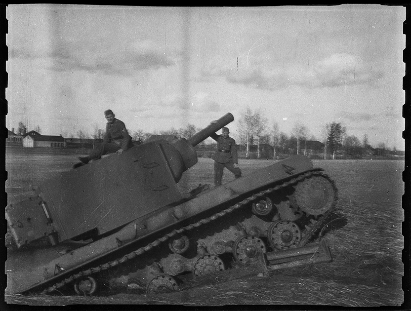 Полицейские позируют у подбитого советского танка КВ-2. Западная Украина, 1941-1942 годы.