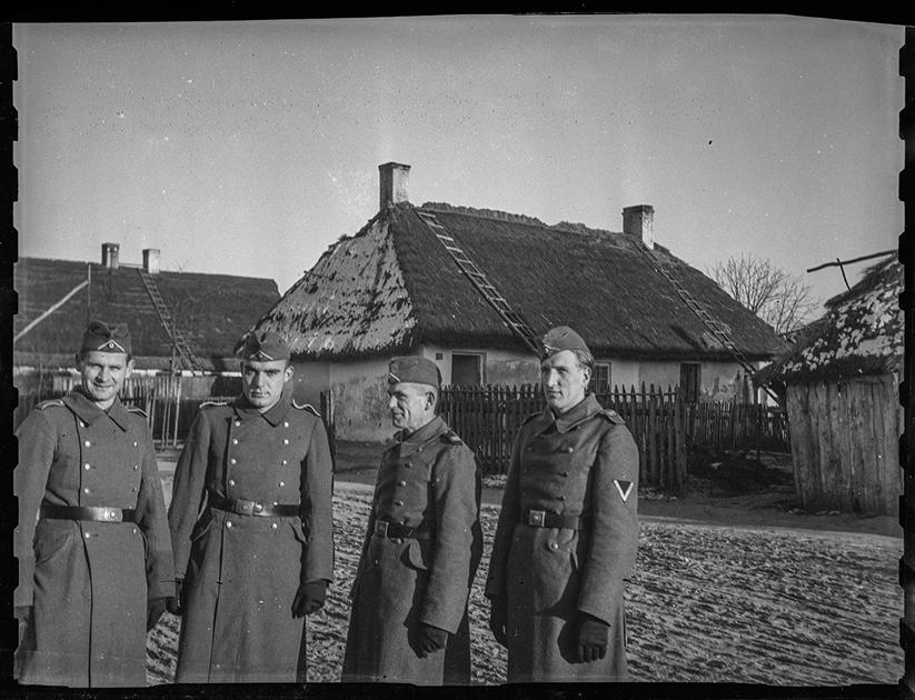Полицейские тайной полевой полиции Третьего рейха в западноукраинском селе, 1941-1942 годы.
