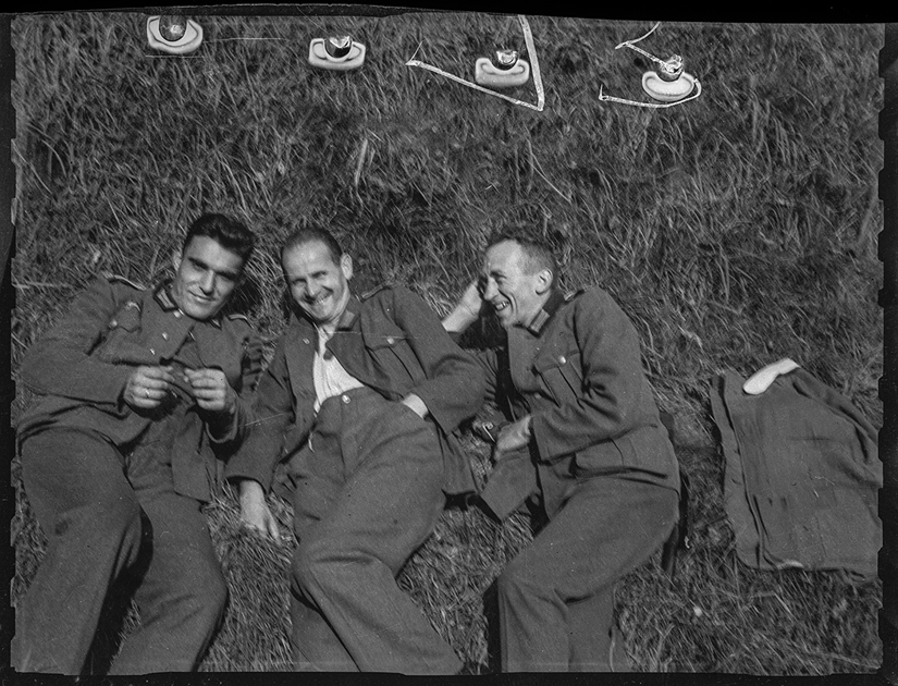 Сотрудники тайной полевой полиции Третьего рейха отдыхают на траве. Западная Украина, 1941-1942 годы.