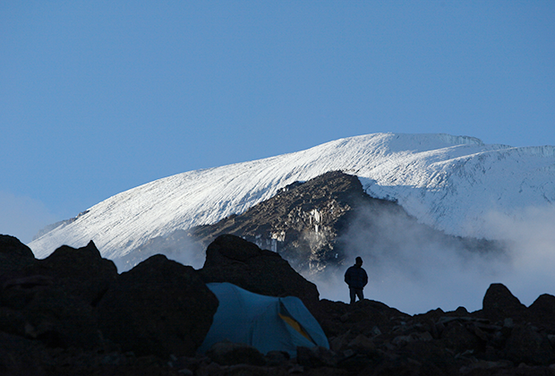 Вид на вершину горы Килиманджаро из лагеря Барафу Хат, последней точки отдыха для большинства альпинистов перед восхождением