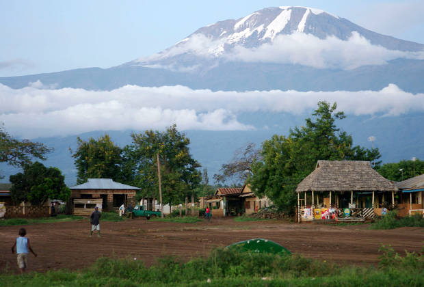 Дома у подножия горы Килиманджаро в районе Хи, Танзания