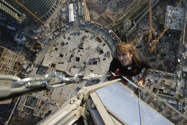 Человек-паук Ален Робер во время подъема на башню «Федерация»